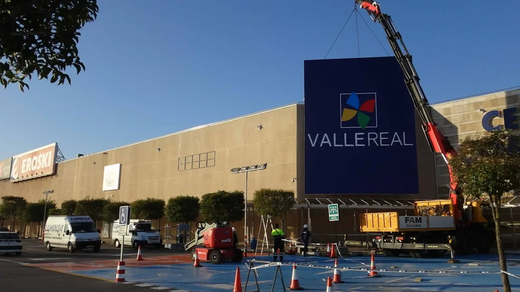 Rótulo luminoso instalado en la fachada del centro comercial Vallereal en Maliaño